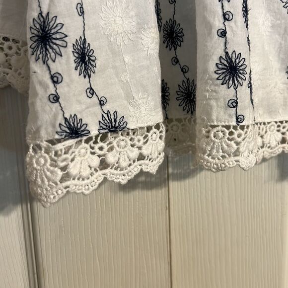 EN CREME Size Small Strapless Floral Smocked Eyelet Lace Top Flowy Romantic - Picture 2 of 8